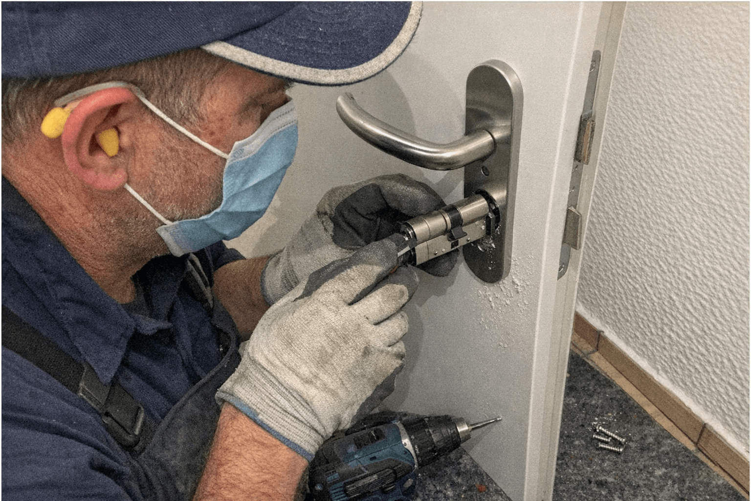 Fachgerechte Installation eines modernen Hochsicherheitszylinders an einer neuen Tür.